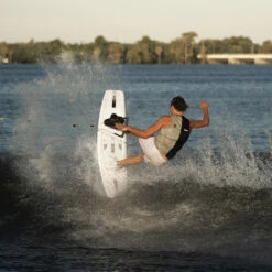 Liquid Force UNITY AERO Wakeboard 139cm 9 Liquid Force UNITY AERO Wakeboard 139cm -WORLD NAUTIC CENTER Soldes lf2225086 3 0