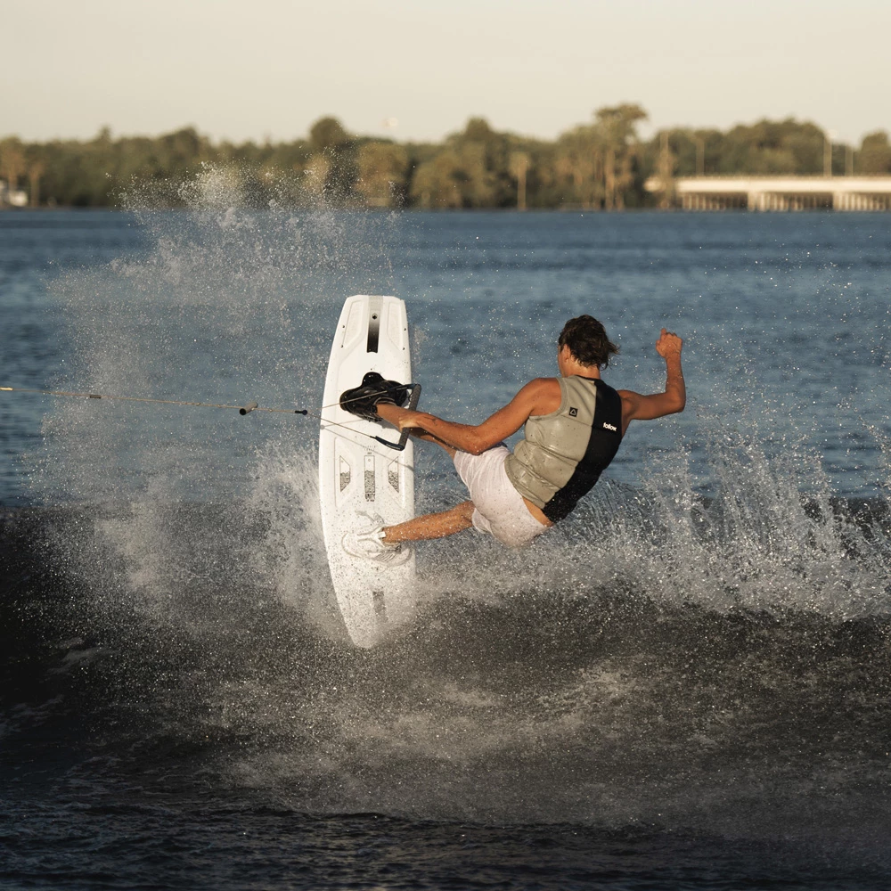 Liquid Force UNITY AERO Wakeboard 139cm 6 Liquid Force UNITY AERO Wakeboard 139cm – Image 4